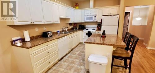 1708 & 1710 84 Avenue, Dawson Creek, BC - Indoor Photo Showing Kitchen