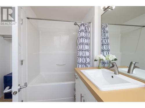 975 Academy Way Unit# 401, Kelowna, BC - Indoor Photo Showing Bathroom