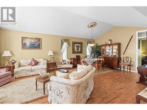 504 5 Street Lot# 27-72, Vernon, BC - Indoor Photo Showing Living Room