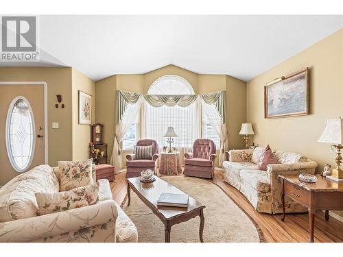 504 5 Street Lot# 27-72, Vernon, BC - Indoor Photo Showing Living Room