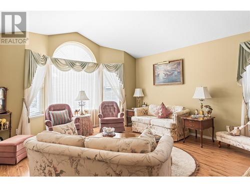 504 5 Street Lot# 27-72, Vernon, BC - Indoor Photo Showing Living Room