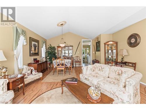 504 5 Street Lot# 27-72, Vernon, BC - Indoor Photo Showing Living Room