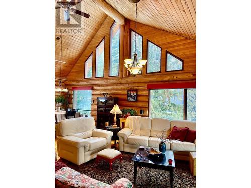 2075 Kirkup Avenue, Rossland, BC - Indoor Photo Showing Living Room