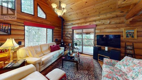 2075 Kirkup Avenue, Rossland, BC - Indoor Photo Showing Living Room