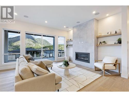 893 Loseth Drive, Kelowna, BC - Indoor Photo Showing Living Room With Fireplace