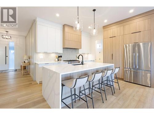 893 Loseth Drive, Kelowna, BC - Indoor Photo Showing Kitchen With Upgraded Kitchen