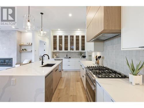 893 Loseth Drive, Kelowna, BC - Indoor Photo Showing Kitchen With Double Sink With Upgraded Kitchen