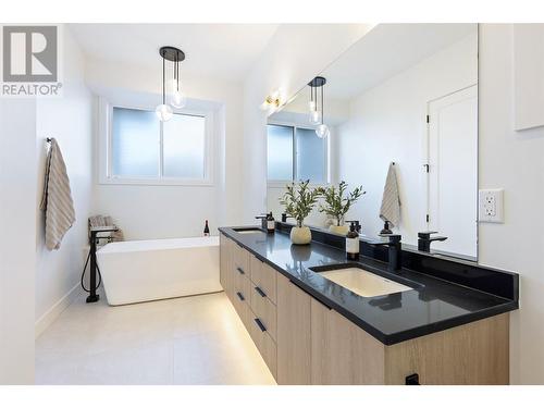 893 Loseth Drive, Kelowna, BC - Indoor Photo Showing Bathroom