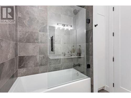 893 Loseth Drive, Kelowna, BC - Indoor Photo Showing Bathroom