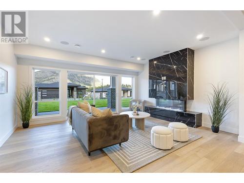 893 Loseth Drive, Kelowna, BC - Indoor Photo Showing Living Room