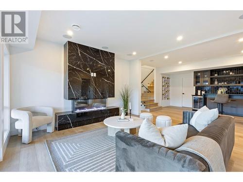 893 Loseth Drive, Kelowna, BC - Indoor Photo Showing Living Room