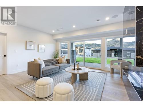 893 Loseth Drive, Kelowna, BC - Indoor Photo Showing Living Room