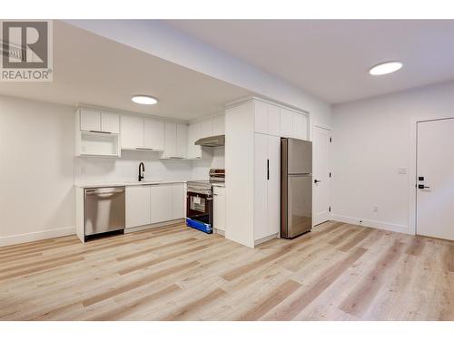 893 Loseth Drive, Kelowna, BC - Indoor Photo Showing Kitchen