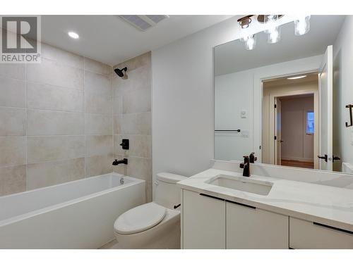 893 Loseth Drive, Kelowna, BC - Indoor Photo Showing Bathroom