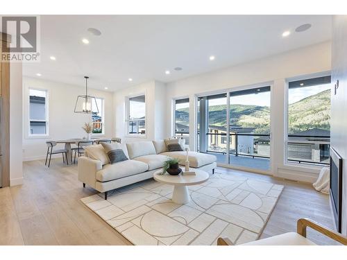 893 Loseth Drive, Kelowna, BC - Indoor Photo Showing Living Room