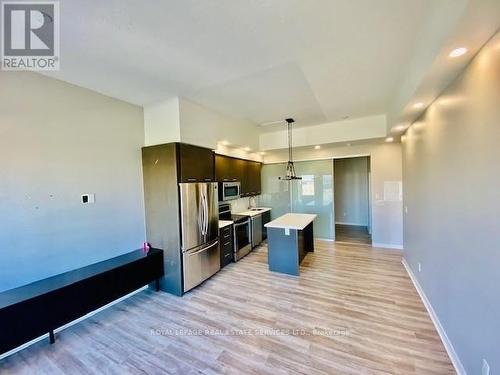 602 - 360 Square One Drive, Mississauga, ON - Indoor Photo Showing Kitchen