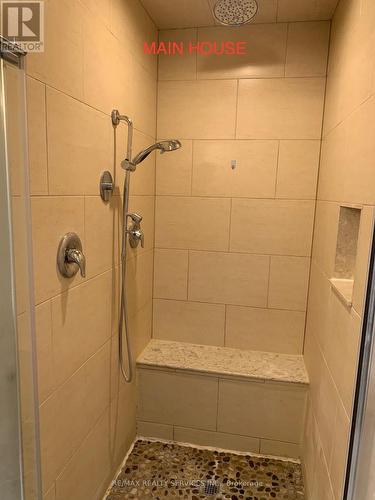 174 Victoria Street, Brampton, ON - Indoor Photo Showing Bathroom