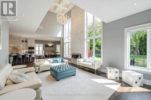 1040 Kent Avenue, Oakville, ON - Indoor Photo Showing Living Room