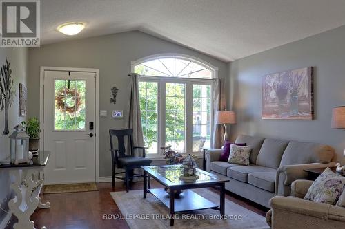 366 White Sands Drive, London, ON - Indoor Photo Showing Living Room