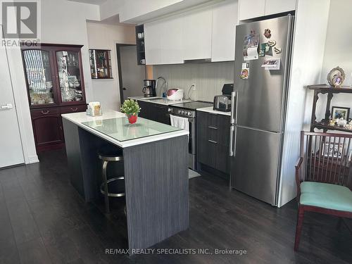 1018 - 31 Tippett Road, Toronto, ON - Indoor Photo Showing Kitchen