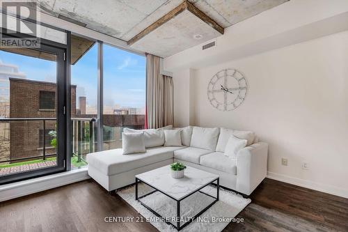 305 - 560 King Street W, Toronto, ON - Indoor Photo Showing Living Room