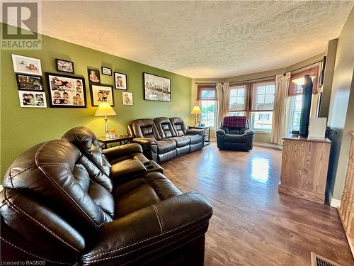 150 16Th Avenue Crescent, Hanover, ON - Indoor Photo Showing Living Room