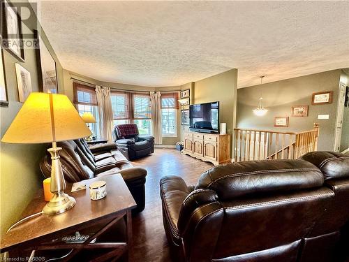 150 16Th Avenue Crescent, Hanover, ON - Indoor Photo Showing Living Room