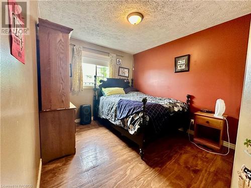 150 16Th Avenue Crescent, Hanover, ON - Indoor Photo Showing Bedroom