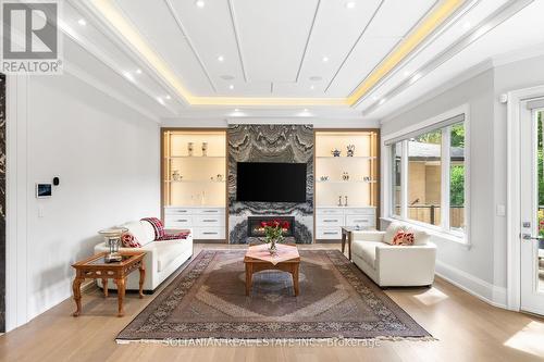 319 Betty Ann Drive, Toronto, ON - Indoor Photo Showing Living Room