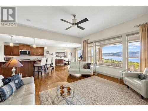 696 Kuipers Crescent Unit# 8, Kelowna, BC - Indoor Photo Showing Living Room