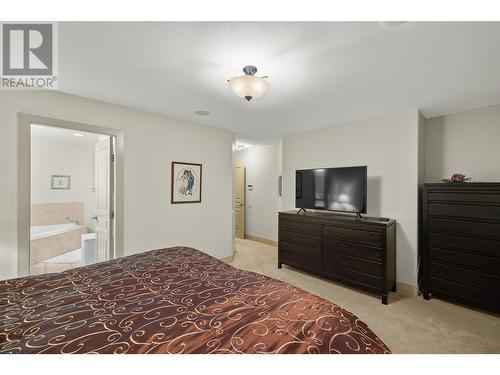 696 Kuipers Crescent Unit# 8, Kelowna, BC - Indoor Photo Showing Bedroom