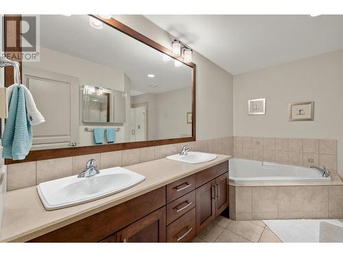 696 Kuipers Crescent Unit# 8, Kelowna, BC - Indoor Photo Showing Bathroom