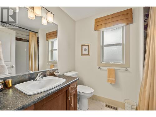 696 Kuipers Crescent Unit# 8, Kelowna, BC - Indoor Photo Showing Bathroom