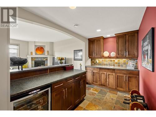 696 Kuipers Crescent Unit# 8, Kelowna, BC - Indoor Photo Showing Kitchen