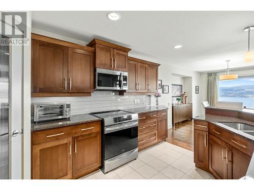 696 Kuipers Crescent Unit# 8, Kelowna, BC - Indoor Photo Showing Kitchen With Double Sink