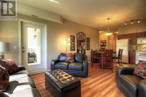 1875 Country Club Drive Unit# 1305, Kelowna, BC - Indoor Photo Showing Living Room