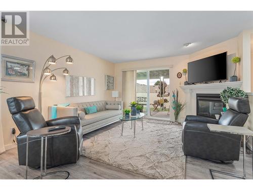 1874 Parkview Crescent Unit# 23, Kelowna, BC - Indoor Photo Showing Living Room With Fireplace