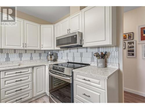1874 Parkview Crescent Unit# 23, Kelowna, BC - Indoor Photo Showing Kitchen With Upgraded Kitchen