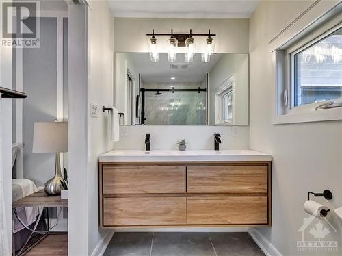 1326 Woodward Avenue, Ottawa, ON - Indoor Photo Showing Bathroom