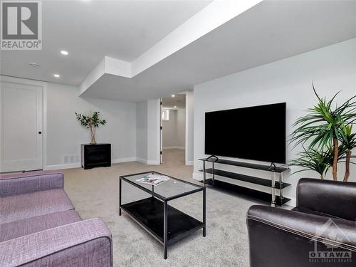 1326 Woodward Avenue, Ottawa, ON - Indoor Photo Showing Living Room