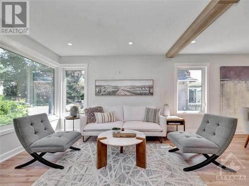 1326 Woodward Avenue, Ottawa, ON - Indoor Photo Showing Living Room