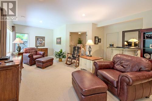 4100 Gallaghers Parkland Drive Unit# 18, Kelowna, BC - Indoor Photo Showing Living Room