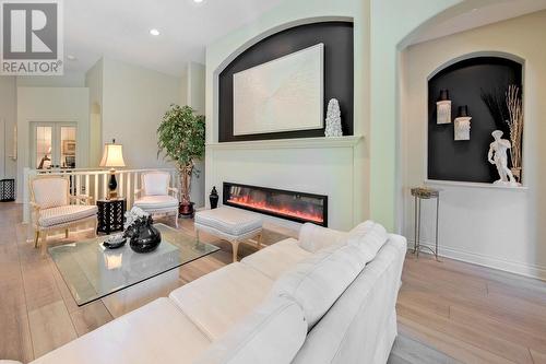 4100 Gallaghers Parkland Drive Unit# 18, Kelowna, BC - Indoor Photo Showing Living Room With Fireplace