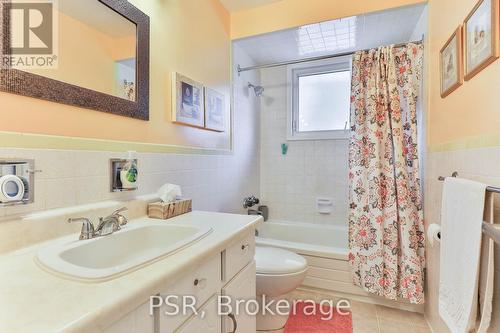 16 Colmar Place, Hamilton, ON - Indoor Photo Showing Bathroom