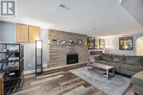 515 Grantham Avenue, St. Catharines, ON - Indoor Photo Showing Living Room With Fireplace
