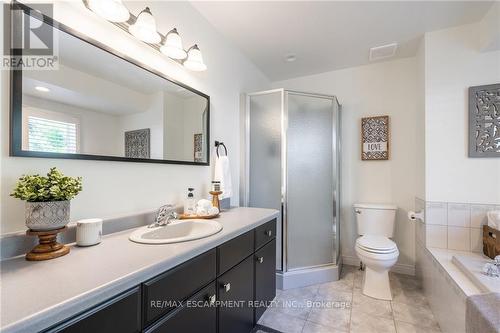 315 Cavendish Drive, Hamilton, ON - Indoor Photo Showing Bathroom