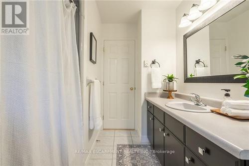 315 Cavendish Drive, Hamilton, ON - Indoor Photo Showing Bathroom
