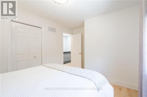 315 Cavendish Drive, Hamilton, ON - Indoor Photo Showing Bedroom