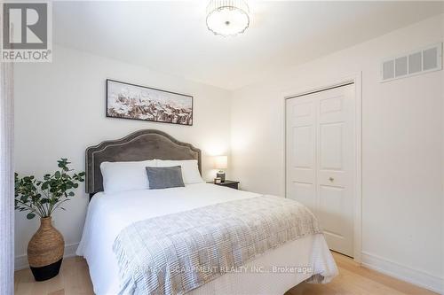 315 Cavendish Drive, Hamilton, ON - Indoor Photo Showing Bedroom