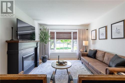 315 Cavendish Drive, Hamilton, ON - Indoor Photo Showing Living Room With Fireplace